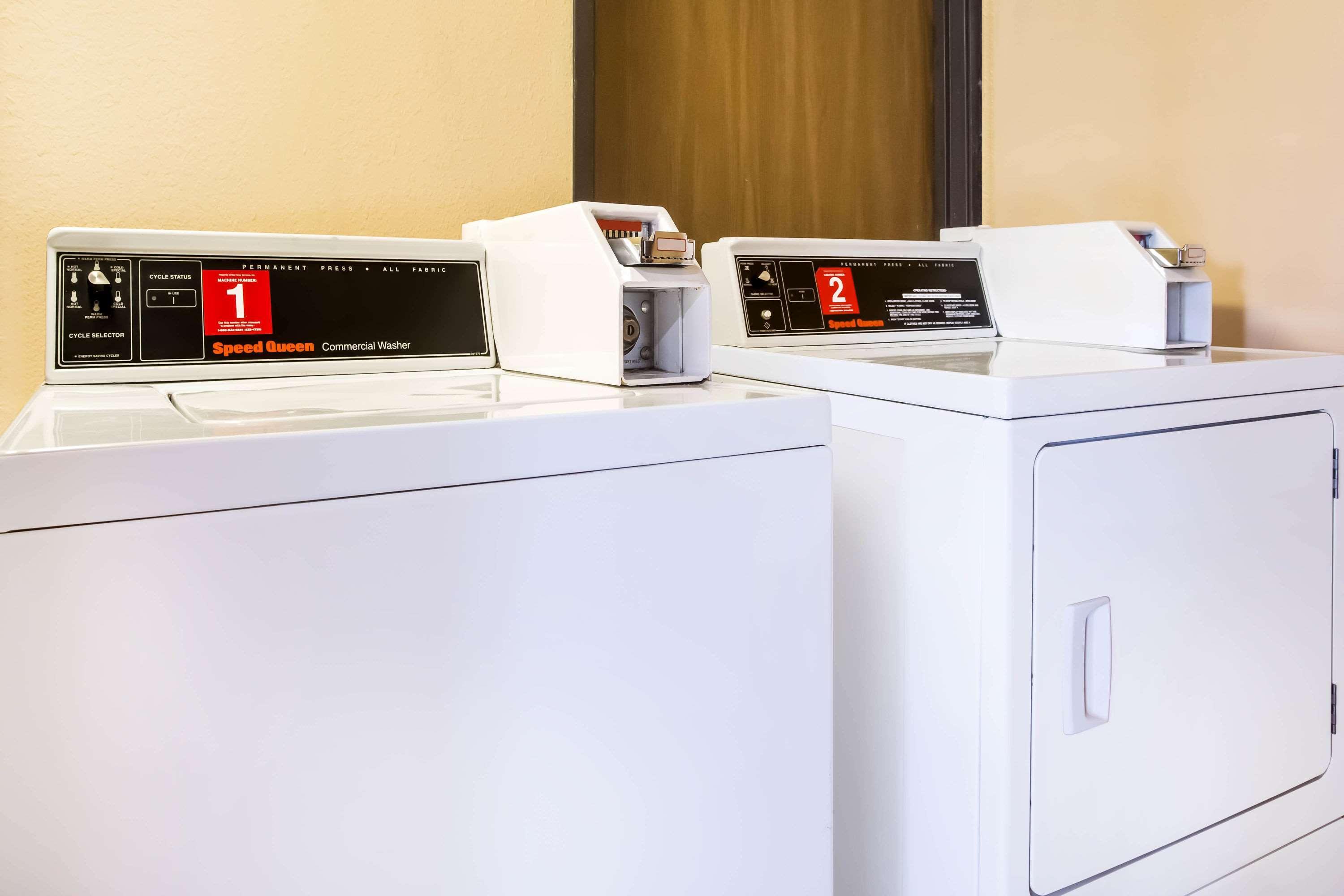 Super 8 By Wyndham Chester/Richmond Area Екстериор снимка